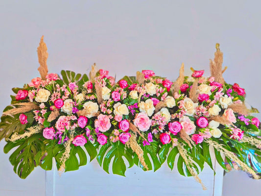 Jardinera full de 5 pies de largo en rosas, hojas verdes, pampas