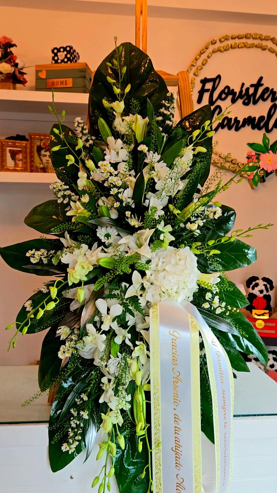 Corona en orquídeas, lirios y Hortensia